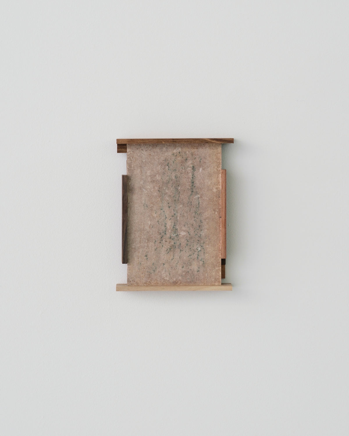 高橋 遥｜Haruka Takahashi 《coma》 / 160×125×32mm / pastel, paper, persimmon tannin, wood