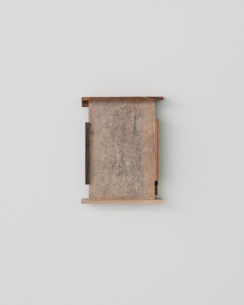 高橋 遥｜Haruka Takahashi 《coma》 / 160×125×32mm / pastel, paper, persimmon tannin, wood