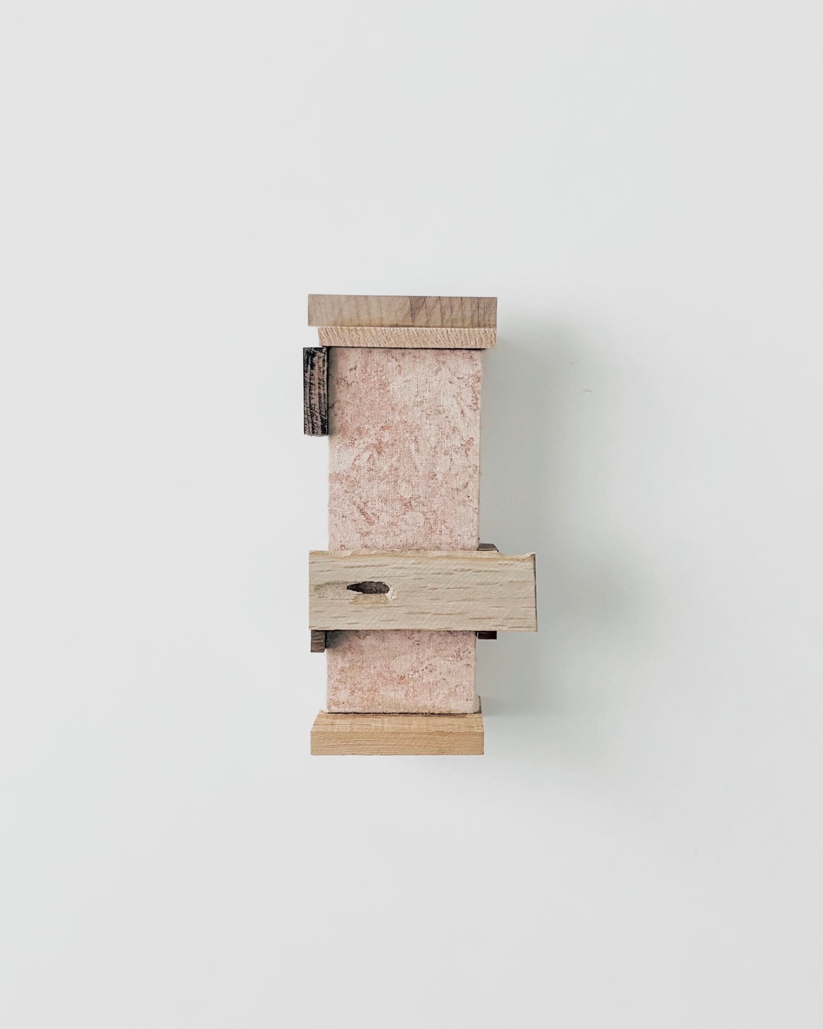 高橋 遥｜Haruka Takahashi 《henonis》 / 145×80×57mm / beeswax, cotton sheeting, persimmon tannin, wood
